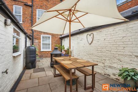 4 bedroom Terraced House for sale in Barrowby Road, Grantham, NG31