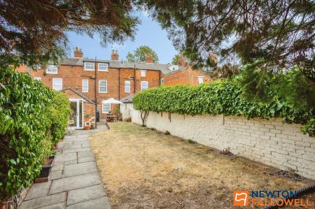 4 bedroom Terraced House for sale in Barrowby Road, Grantham, NG31