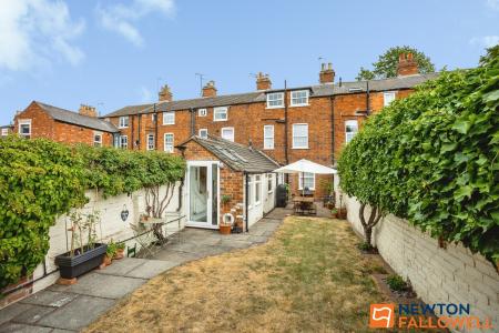 4 bedroom Terraced House for sale in Barrowby Road, Grantham, NG31
