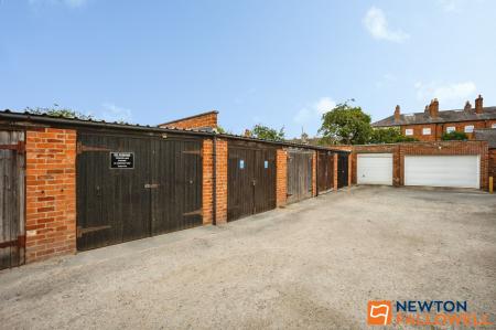 4 bedroom Terraced House for sale in Barrowby Road, Grantham, NG31