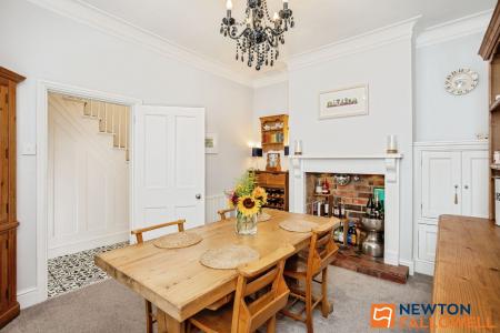 4 bedroom Terraced House for sale in Barrowby Road, Grantham, NG31
