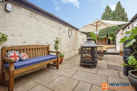 4 bedroom Terraced House for sale in Barrowby Road, Grantham, NG31