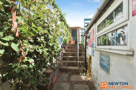 5 bedroom Terraced House for sale in North Parade, Grantham, NG31