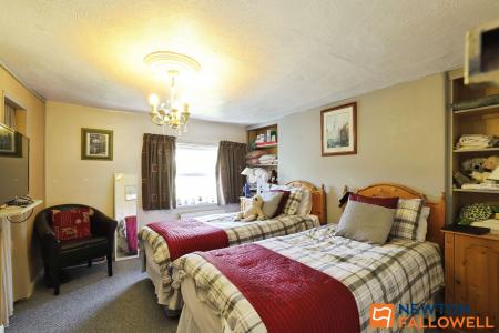 5 bedroom Terraced House for sale in North Parade, Grantham, NG31