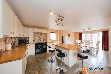 5 bedroom Detached house for sale in Turnor Road, Harrowby, NG31