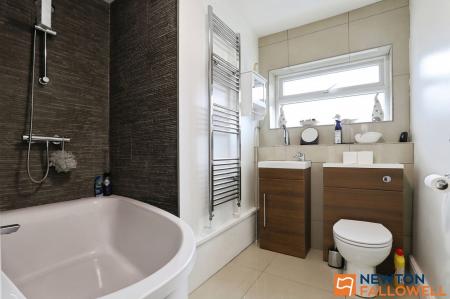 4 bedroom Detached house for sale in Denton Avenue, Grantham, NG31