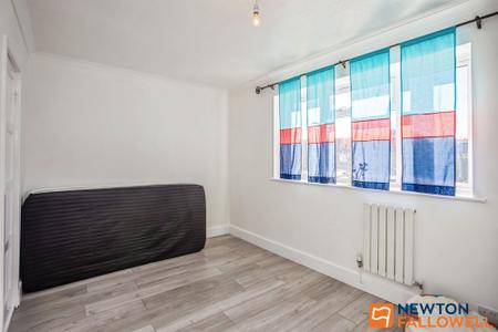 3 bedroom Semi-detached house for sale in Elliot Close, Grantham, NG31