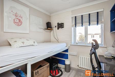 3 bedroom Semi-detached house for sale in Elliot Close, Grantham, NG31