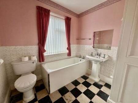 3 bedroom Semi-detached house for sale in Hill Avenue, Grantham, NG31