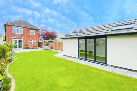 5 bedroom Detached house for sale in Acres Road, Leicester Forest East, LE3