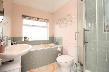 5 bedroom Semi-detached house for sale in Ainsdale Road, Leicester, LE3