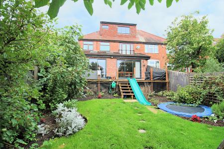 5 bedroom Semi-detached house for sale in Ainsdale Road, Leicester, LE3