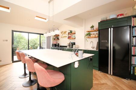 5 bedroom Semi-detached house for sale in Ainsdale Road, Leicester, LE3