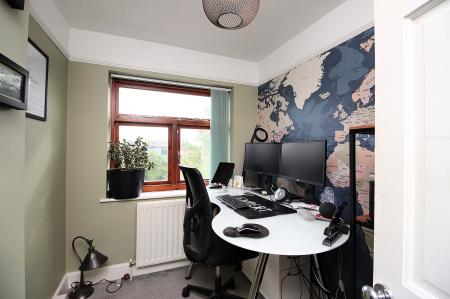 5 bedroom Semi-detached house for sale in Ainsdale Road, Leicester, LE3