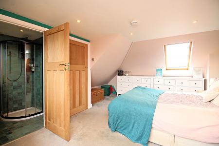 5 bedroom Semi-detached house for sale in Ainsdale Road, Leicester, LE3