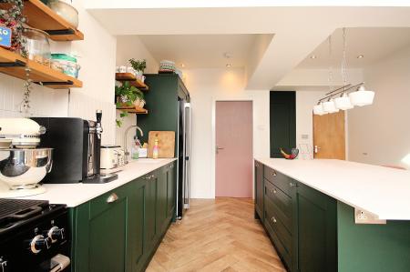 5 bedroom Semi-detached house for sale in Ainsdale Road, Leicester, LE3