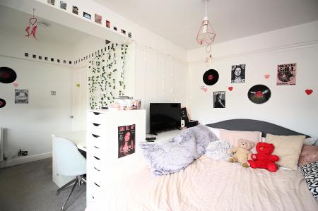 5 bedroom Semi-detached house for sale in Ainsdale Road, Leicester, LE3