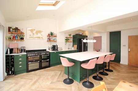 5 bedroom Semi-detached house for sale in Ainsdale Road, Leicester, LE3