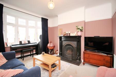 5 bedroom Semi-detached house for sale in Ainsdale Road, Leicester, LE3