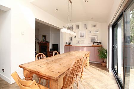 5 bedroom Semi-detached house for sale in Ainsdale Road, Leicester, LE3