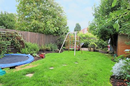 5 bedroom Semi-detached house for sale in Ainsdale Road, Leicester, LE3