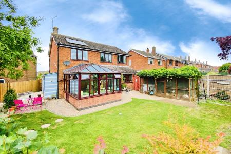 4 bedroom Detached house for sale in Arnolds Crescent, Newbold Verdon, LE9