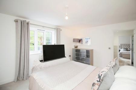 5 bedroom Detached house for sale in Barry Close, Kirby Muxloe, LE9