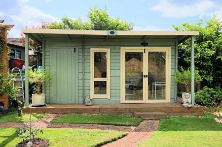 3 bedroom Detached bungalow for sale in Barry Drive, Kirby Muxloe, LE9