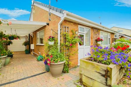 2 bedroom Semi-detached bungalow for sale in Bedford Close, Desford, LE9
