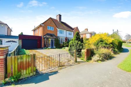 3 bedroom Semi-detached house for sale in Braunstone Lane, Leicester, LE3