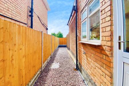 3 bedroom Semi-detached house for sale in Braunstone Lane, Leicester, LE3