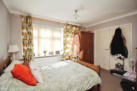 3 bedroom Semi-detached house for sale in Braunstone Lane, Leicester, LE3