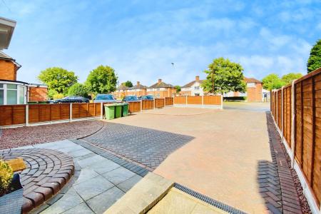 3 bedroom Semi-detached house for sale in Braunstone Lane, Leicester, LE3