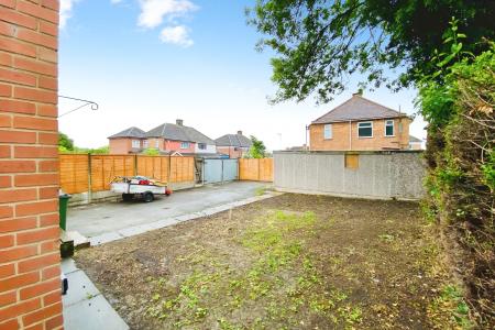 4 bedroom Semi-detached house for sale in Braunstone Lane, Leicester, LE3