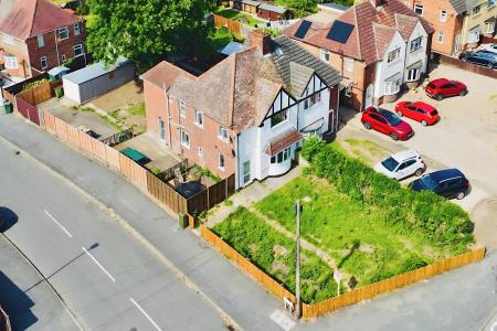 4 bedroom Semi-detached house for sale in Braunstone Lane, Leicester, LE3