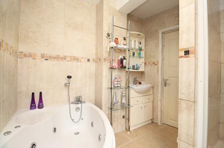 4 bedroom Semi-detached house for sale in Braunstone Lane, Leicester, LE3