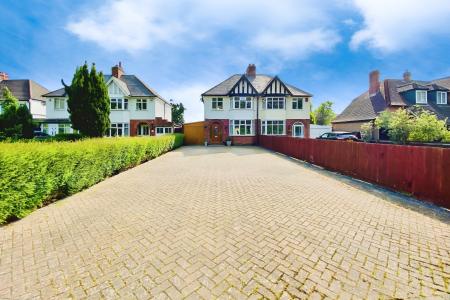 3 bedroom Semi-detached house for sale in Braunstone Lane, Leicester, LE3