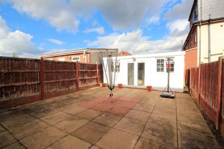 4 bedroom Town house for sale in Cameron Avenue, Leicester, LE4