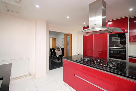 4 bedroom Town house for sale in Cameron Avenue, Leicester, LE4