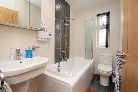 4 bedroom Town house for sale in Cameron Avenue, Leicester, LE4