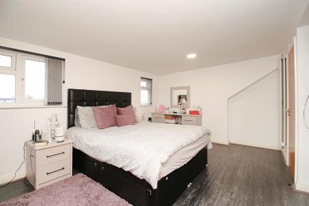 4 bedroom Town house for sale in Cameron Avenue, Leicester, LE4
