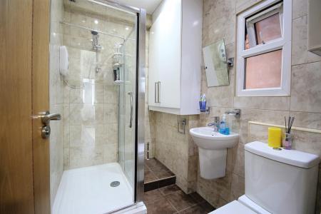 4 bedroom Town house for sale in Cameron Avenue, Leicester, LE4