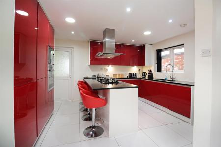 4 bedroom Town house for sale in Cameron Avenue, Leicester, LE4