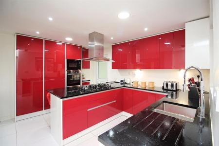 4 bedroom Town house for sale in Cameron Avenue, Leicester, LE4