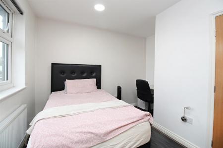 4 bedroom Town house for sale in Cameron Avenue, Leicester, LE4