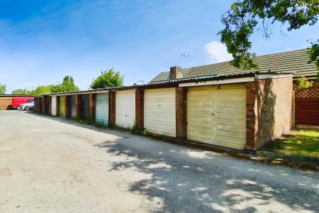 2 bedroom Flat for sale in Cherry Tree Court, Kirby Muxloe, LE9