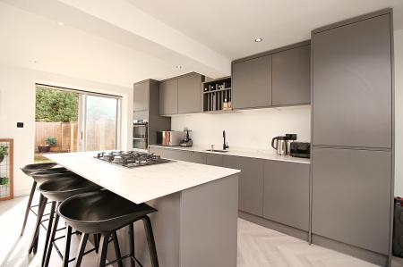 4 bedroom Detached house for sale in Claybrook Avenue, Braunstone Town, LE3