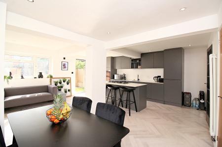 4 bedroom Detached house for sale in Claybrook Avenue, Braunstone Town, LE3