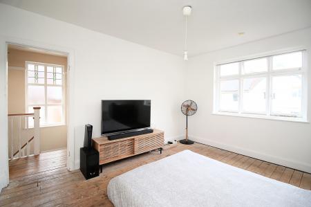 3 bedroom Semi-detached house for sale in Cooden Avenue, Leicester, LE3