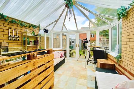 2 bedroom Terraced House for sale in Cottage Farm Close, Braunstone Town, LE3